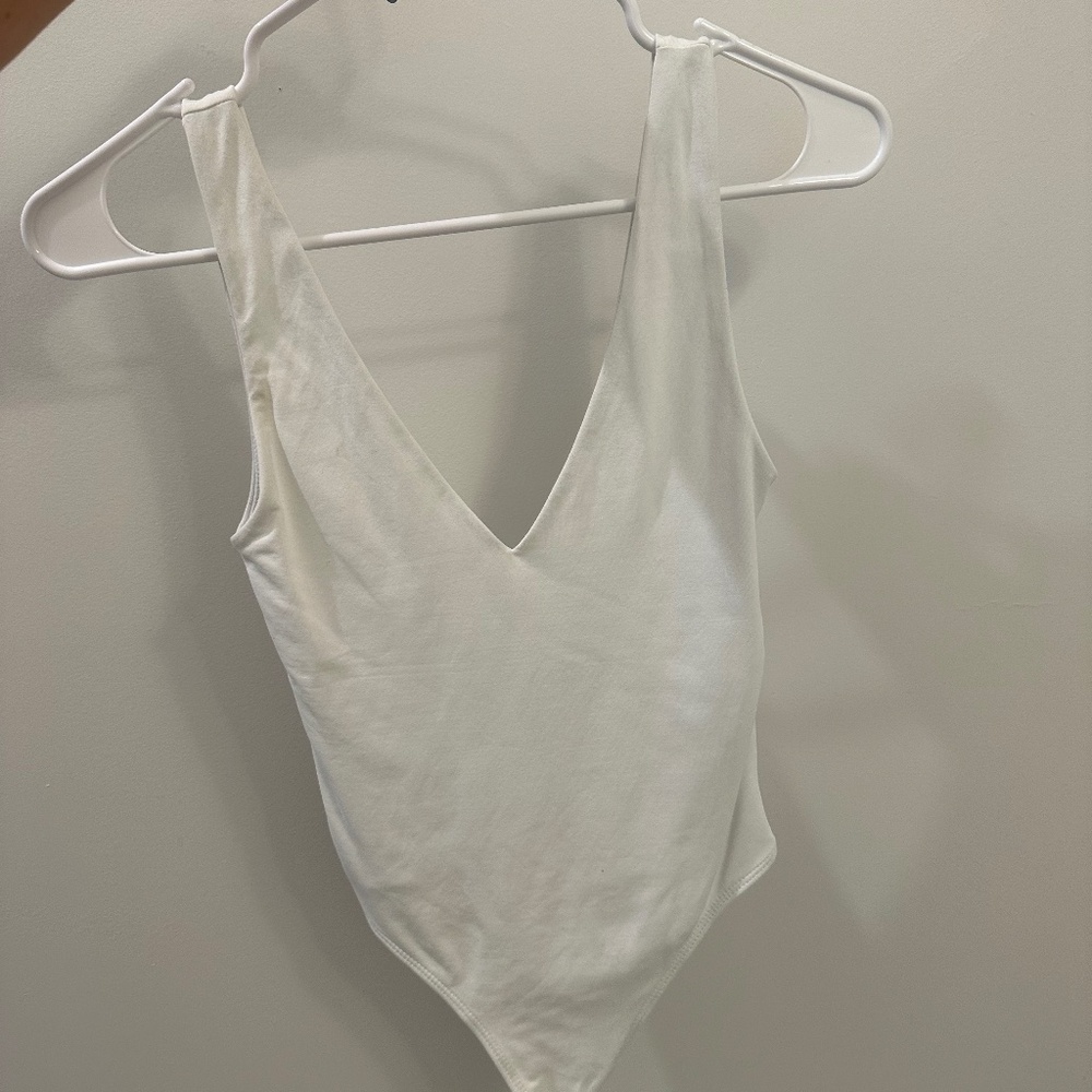 Aritizia Babaton Contour V Neck Body Suit